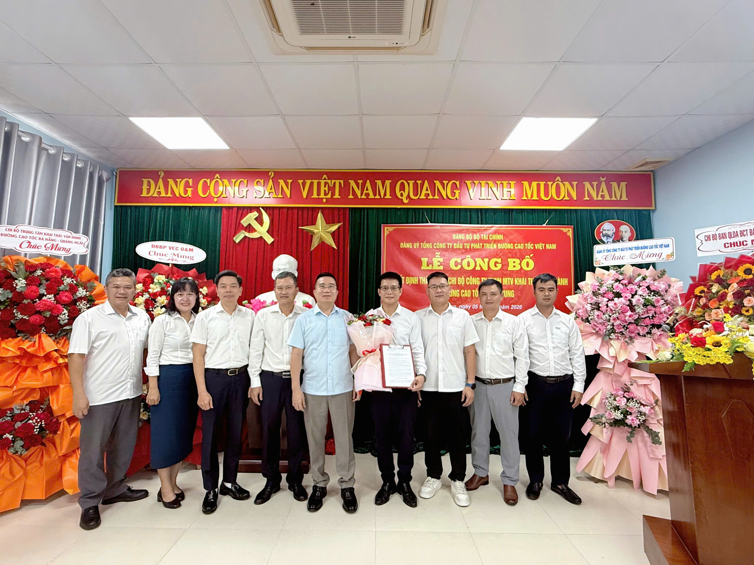 ĐẢNG ỦY VEC CÔNG BỐ QUYẾT ĐỊNH THÀNH LẬP CHI BỘ CÔNG TY TNHH MTV KHAI THÁC VẬN HÀNH ĐƯỜNG CAO TỐC MIỀN TRUNG
