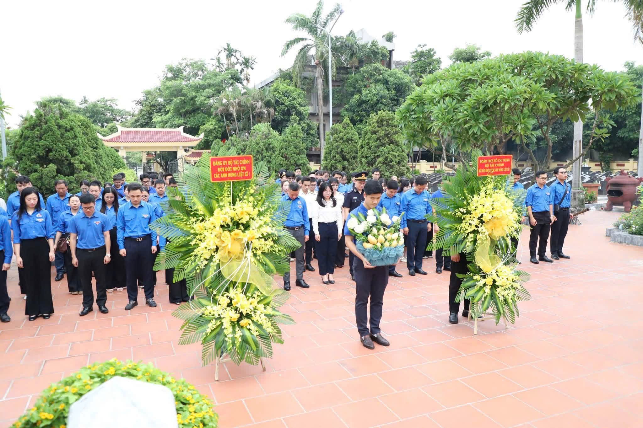 THẮP NẾN TRI ÂN - ĐỜI ĐỜI NHỚ ƠN CÁC ANH HÙNG LIỆT SĨ